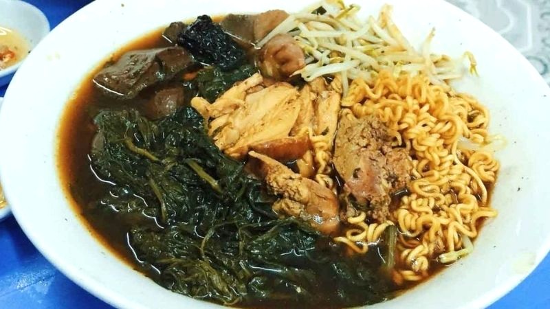 Nước dùng gà thanh mát, đậm đà.