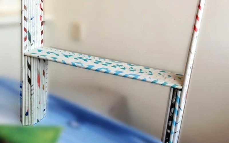 Tái chế giấy báo cũ làm giá sách