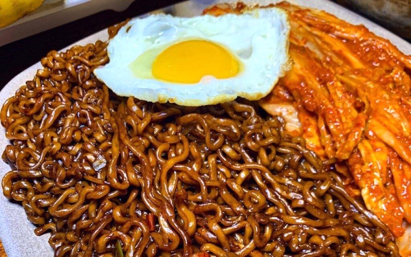Mì trộn tương đen: Hit của giới trẻ!