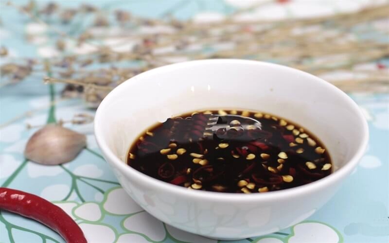 Nước chấm đậm đà, mặn ngọt, tỏi ớt.