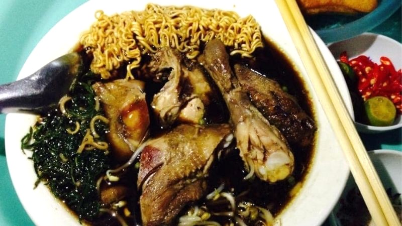 Gà tần Hàng Bồ: Thơm ngon, hấp dẫn.