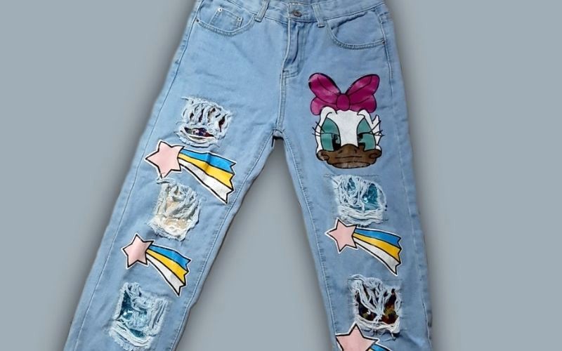 Tái chế quần jeans cũ thêm họa tiết