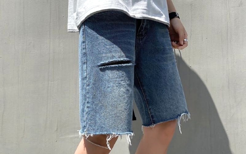 Biến quần jeans cũ thành shorts.