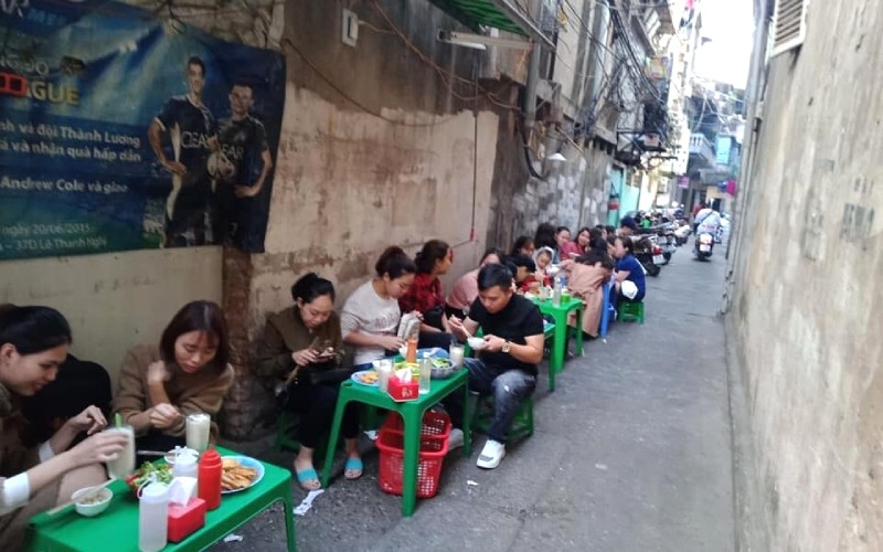 Bánh tôm Hồ Tây hút khách.