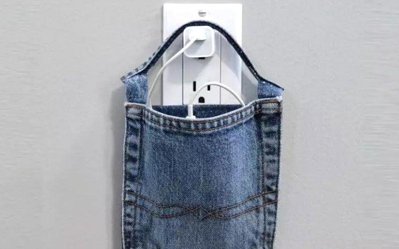 Túi điện thoại từ quần jeans cũ.