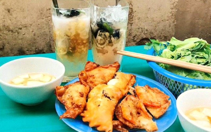 Bánh tôm Hồ Tây: bình dị, đông khách.