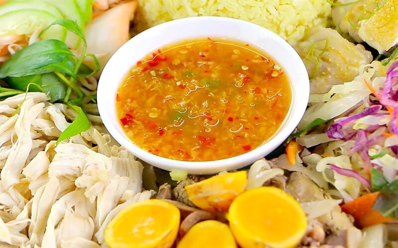 Nước chấm đỏ cam, thơm nồng vị gừng, tỏi, ớt, chanh.