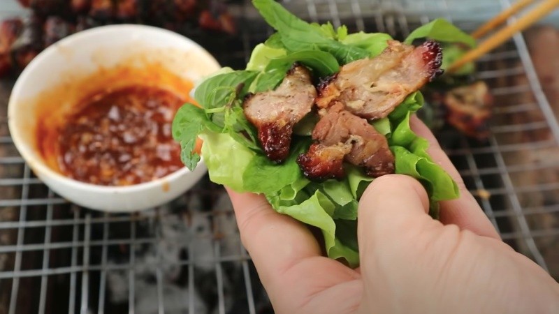 Thịt xiên lá móc mật bằng bếp than