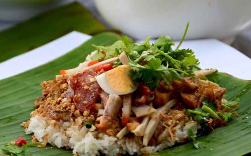 Xôi Bình Tiên: Xôi đêm ngon, giá rẻ.