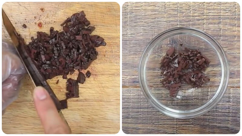 Cắt nhỏ ½ miếng tiết vịt, xay nhuyễn.