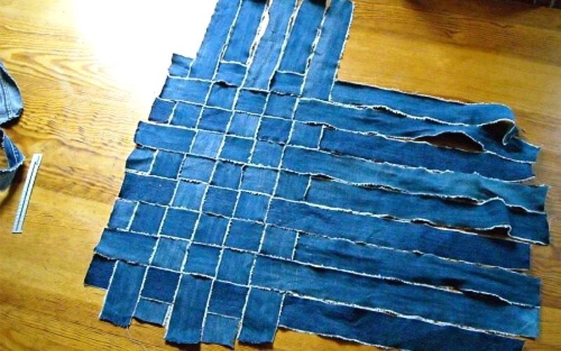 Biến quần jeans cũ thành thảm sàn độc đáo.
