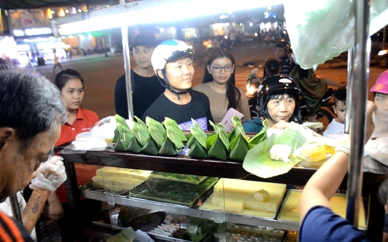 Xôi cẩm Trần Phú tấp nập.